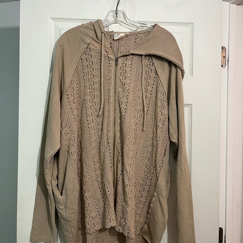 Detailed lace zip down
